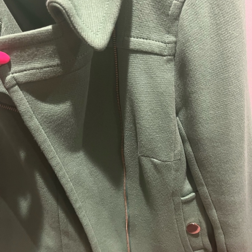 Beautiful green jacket with gold zipper and buttons - Picture 6 of 8